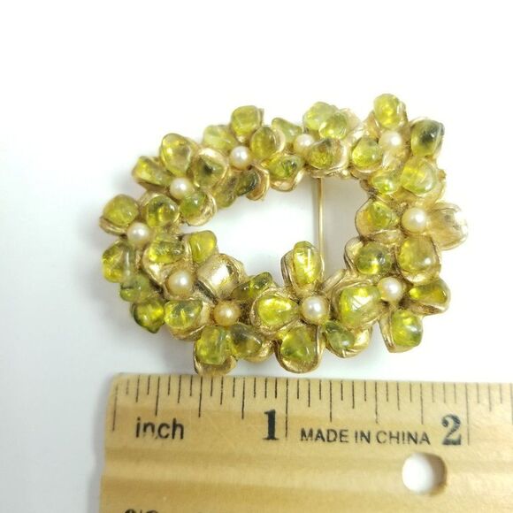 Vintage Green Flower Wreath Brooch, Chip Stone Faux Pearl Center Lapel Pin - Picture 4 of 5